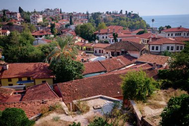 Eski şehir Kaleiçi antik kiremitli çatıları güzel manzarasına. Antalya Türkiye.