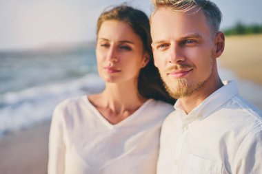 Seven çift sahilde beyaz bez içinde güzel.