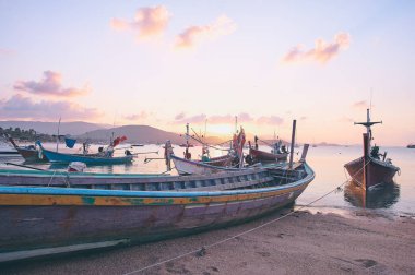 Geleneksel Tay longtail tekne ile denizde güzel gün batımı.