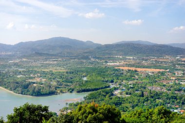  Şehir, dağlar ve deniz ile güzel tropikal peyzaj.