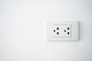 Çift elektrik prizine yakın görünümünü beyaz duvardaki.
