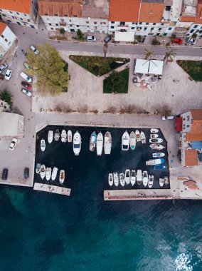 Sahil Dalmaçya, Hırvatistan eski şehrin doğal üstten görünüm. Adriyatik Denizi üzerinde bir ünlü turizm.