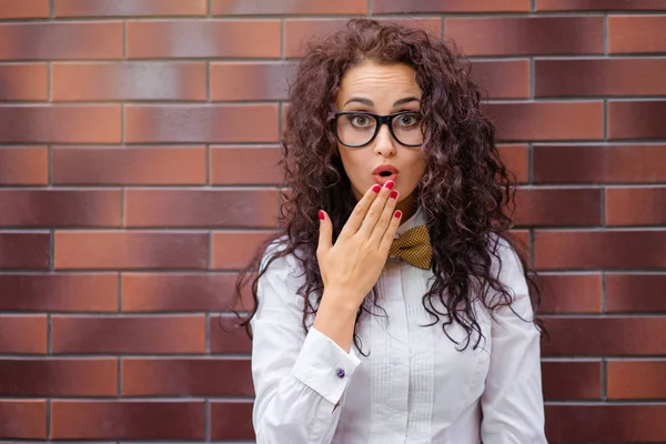 Stupito Giovane Donna Con Capelli Ricci Bicchieri Piedi Contro Muro — Foto Stock