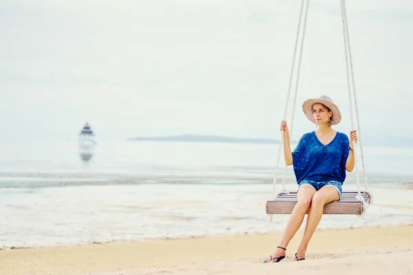 Щаслива Молода Жінка Капелюсі Сидить Гойдалках Насолоджуючись Видом Море — стокове фото