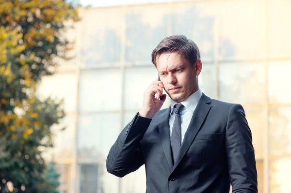 Pensativo Joven Hombre Negocios Traje Corbata Hablando Teléfono Móvil Mientras — Foto de Stock