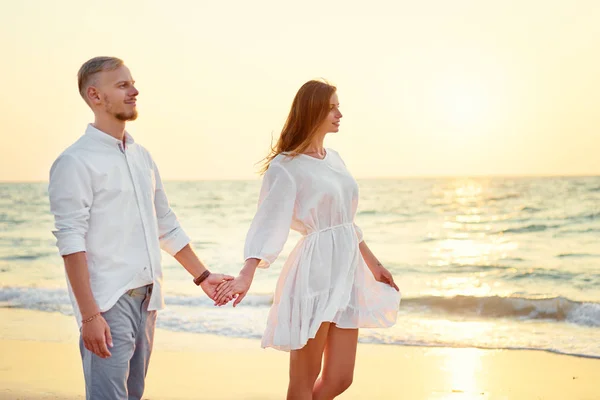 Jovem Casal Amoroso Caminhando Juntos Pela Praia Areia Desfrutando Mar — Fotografia de Stock