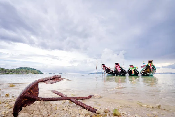 Hermoso Paisaje Con Barcos Cola Larga Tradicionales Cerca Costa Del — Foto de Stock