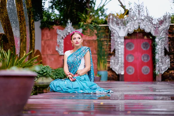 Mulher Caucasiana Jovem Bonita Sari Roupas Tradicionais Indianas Com Maquiagem — Fotografia de Stock