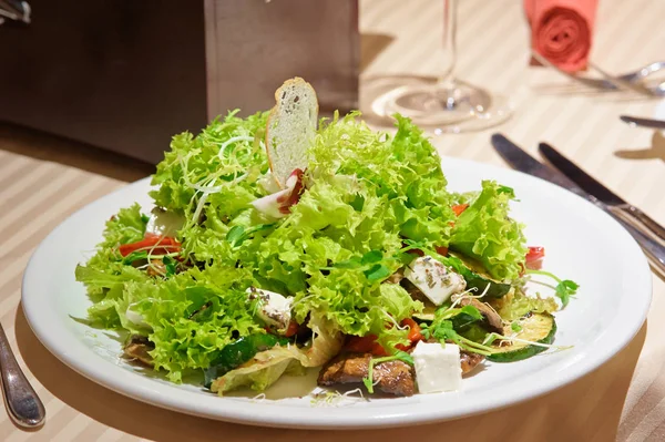 Vue Rapprochée Salade Avec Viande Légumes Grillés Fromage Fetta Sur — Photo