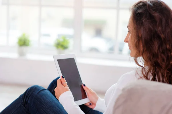 Close Van Vrouwelijke Handen Met Tablet — Stockfoto