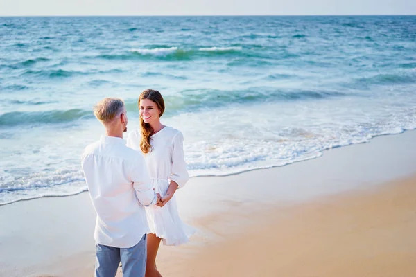 Belo Casal Amoroso Pano Branco Abraçando Praia — Fotografia de Stock