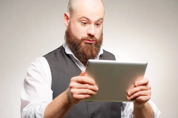 Sorprendido Joven Caucásico Con Barba Larga Sosteniendo Tableta Digital Mientras — Foto de Stock