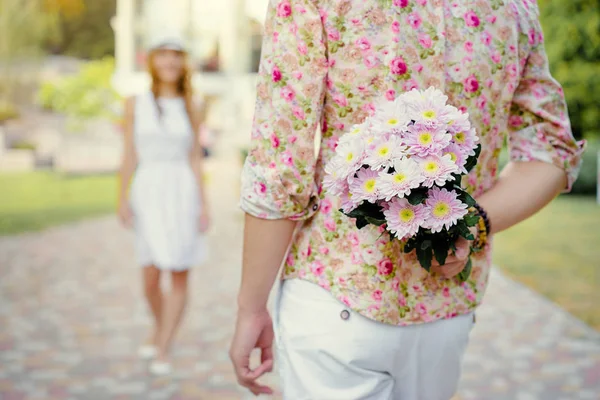 Nahaufnahme Von Mann Mit Blumenstrauß Während Draußen Auf Seine Freundin — Stockfoto