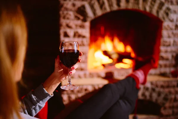 Nahaufnahme Einer Jungen Frau Die Kamin Rotwein Trinkt — Stockfoto