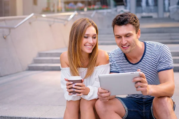 Muito Jovem Casal Amoroso Usando Computador Tablet Juntos Livre — Fotografia de Stock