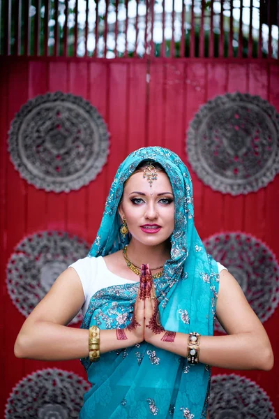 Mulher Caucasiana Jovem Bonita Sari Roupas Tradicionais Indianas Com Maquiagem — Fotografia de Stock