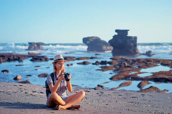 美しい海のビーチにカメラを保持しているかなり若い女性 — ストック写真