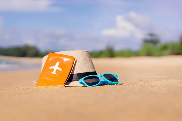 Vakantie Concept Paspoort Hoed Zonnebril Het Zand Van Zee — Stockfoto