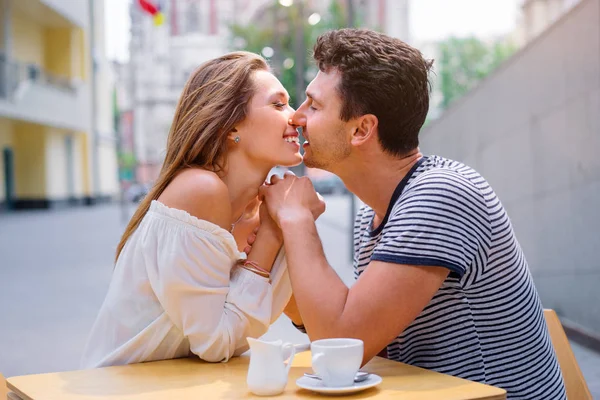 Bastante Joven Pareja Amorosa Sentados Acera Café Juntos — Foto de Stock