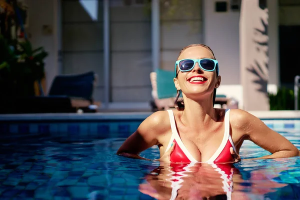 Lächelnde Junge Frau Roten Badeanzug Schwimmbad — Stockfoto