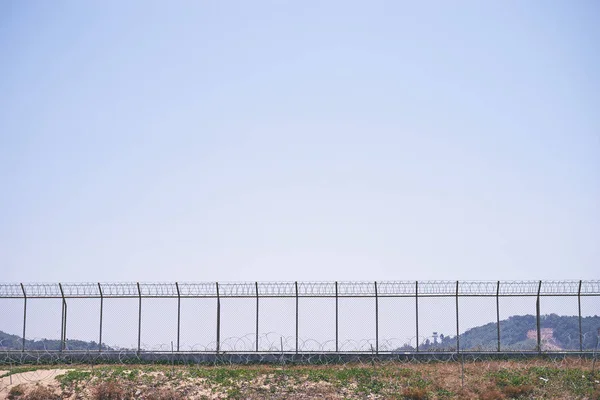 Vista Cerca Del Alambre Púas Cerca Valla Del Aeropuerto — Foto de Stock