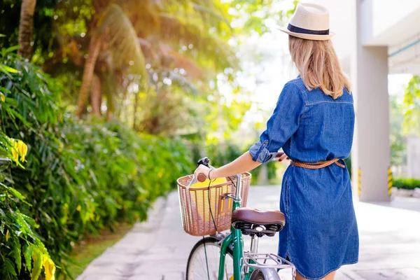 Mujer Joven Bonita Sombrero Caminando Con Bicicleta —  Fotos de Stock