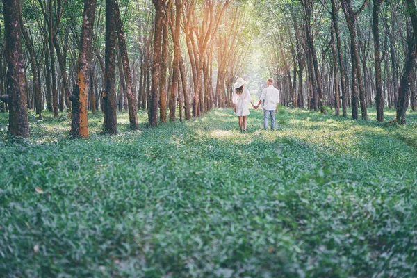 Romantik Çift Beyaz Bez Yeşil Park Yürüyordunuz Bir Tarih Olan — Stok fotoğraf