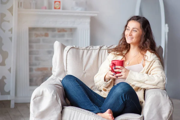 Mooie Jonge Vrouw Met Kopje Thee Zittend Leunstoel Thuis — Stockfoto