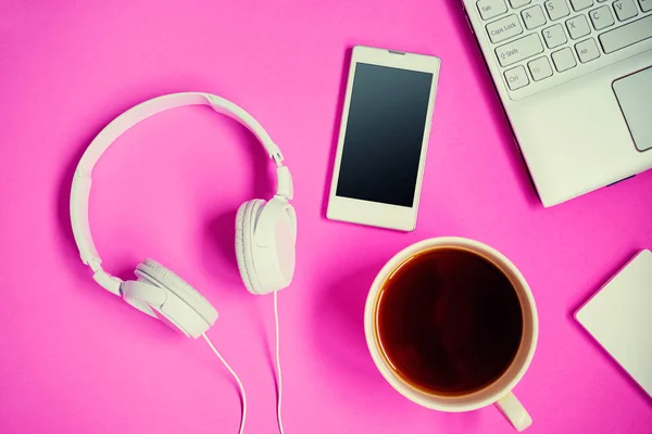 Olika Objekt Rosa Bakgrund Artiklar Inkluderar Laptop Hörlurar Smartphone Och — Stockfoto