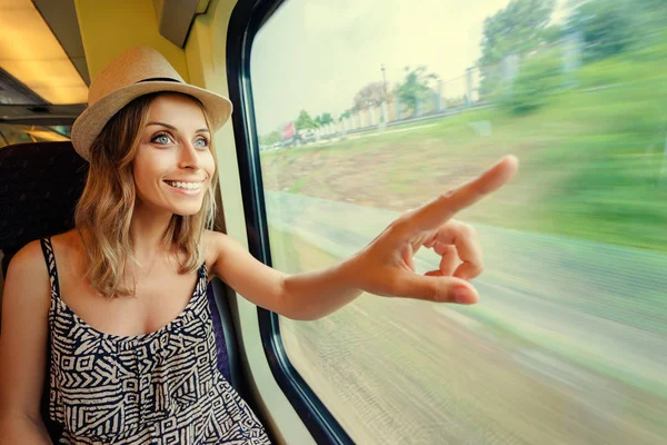 若い可愛い女性が窓のそばに座って電車旅行 — ストック写真