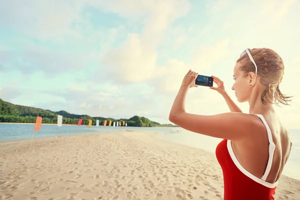 Ung Kvinna Att Foto Vacker Tropisk Strand Smartphone — Stockfoto