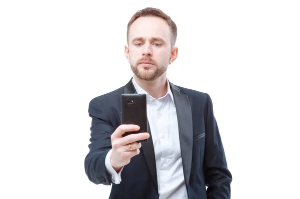 Selbstbewusste Junge Geschäftsmann Anzug Mit Handy Isoliert Auf Weiß — Stockfoto