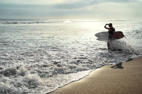 Zadní Pohled Páru Držícího Surfovací Prkna Pláži Výhledem Moře — Stock fotografie