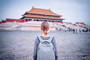 Sırt çantası Yasak Şehir, Beijing içinde olan genç kadın seyahat.