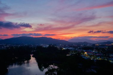 Güzel gün batımı manzarası ile renkli bulutlar, Tayland Phuket Town.