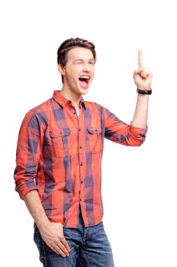 Stüdyo portre mutlu yakışıklı genç adamın yukarı dönük