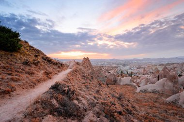 Ünlü gezi Kapadokya Anadolu. Dağları, mağaraları ve bulutlu gökyüzü güzel manzara.