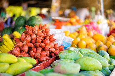yılan deri meyve ve yeşil mango sokak piyasada görmek.
