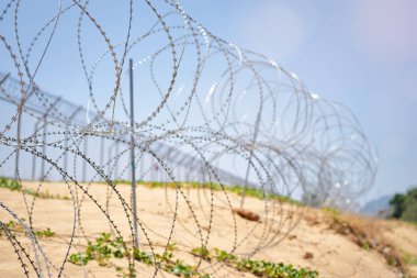 airport çit dikenli tellerin yakından görmek.