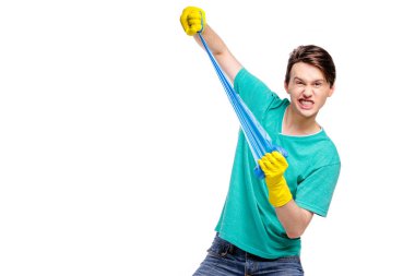 Yeşil t-shirt genç adam heyecanlı çöp torbaları holding