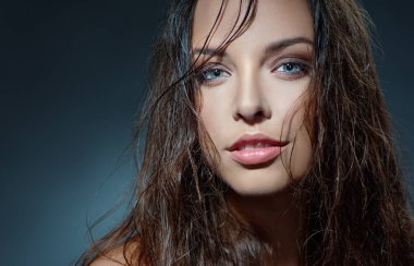 Yakın çekim stüdyo portre fotoğraf makinesi vasıl arıyorum güzel mavi gözlü genç moda modelinin.