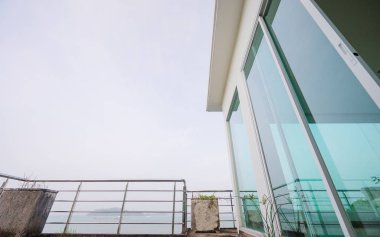 deniz manzaralı balkon teras, düşük açılı görünüş.