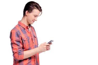 Akıllı telefon kullanan yakışıklı genç adam portresi stüdyo