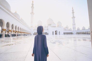 Sheikh Zayed Ulu Camii, geleneksel abaya ayakta kadında ünlü Abu Dabi şehir gezisi.