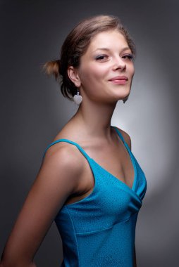 Genç güzel şehvetli kadın portresi stüdyo 