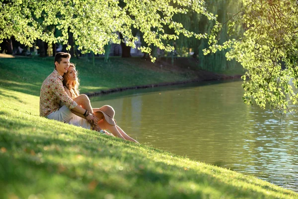 Pareja Amorosa Sentados Juntos Hierba Cerca Del Lago — Foto de Stock