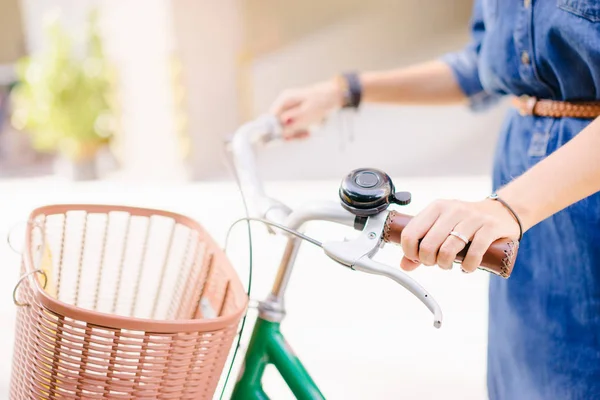 Nahaufnahme Weiblicher Hände Mit Fahrradlenker — Stockfoto