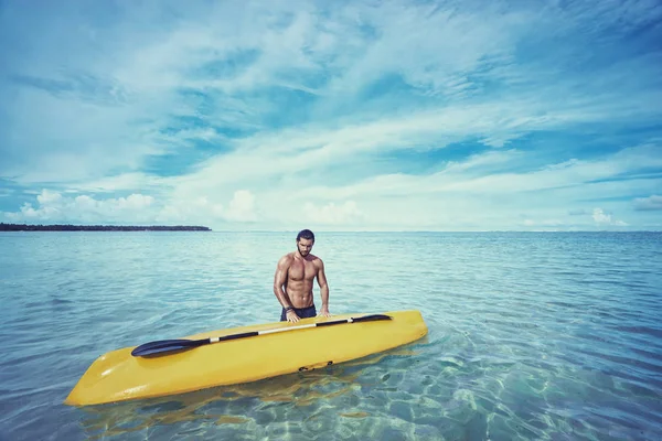 Giovane Con Kayak Mare Sulla Spiaggia Tropicale — Foto Stock