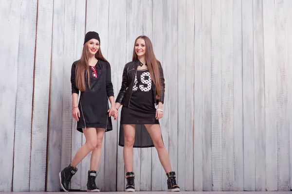 Dos Hermosas Mujeres Jóvenes Sonrientes Pie Juntas — Foto de Stock