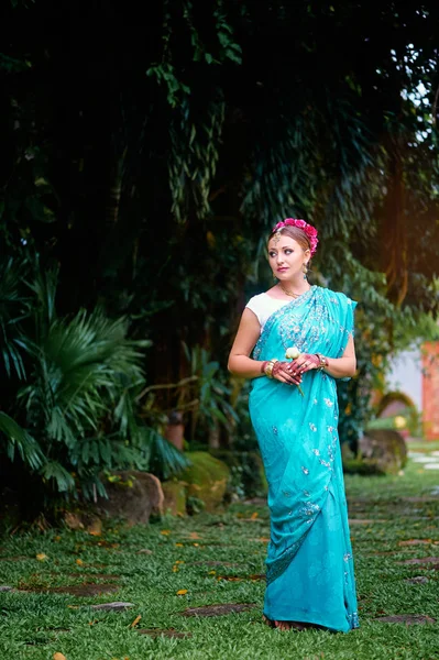 Bollywood Dancer Sari Henna Hands Walking Green Garden — Stock Photo, Image